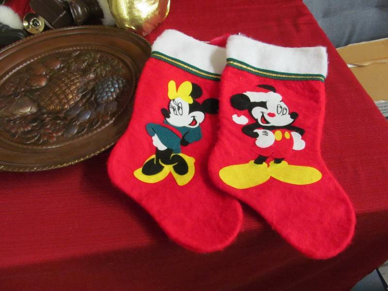 lot 63 image: holiday items