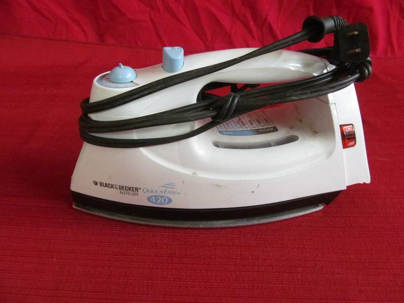lot 64 image: Black N Decker iron