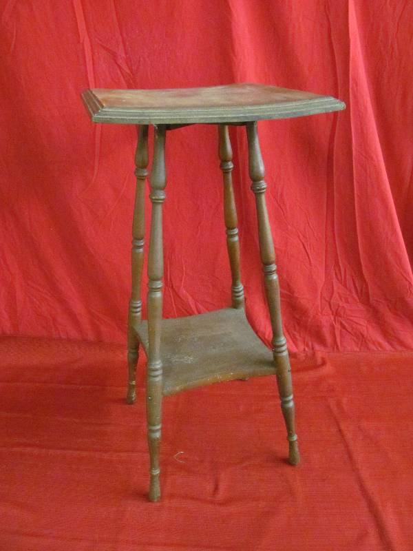 lot 74 image: vintage table