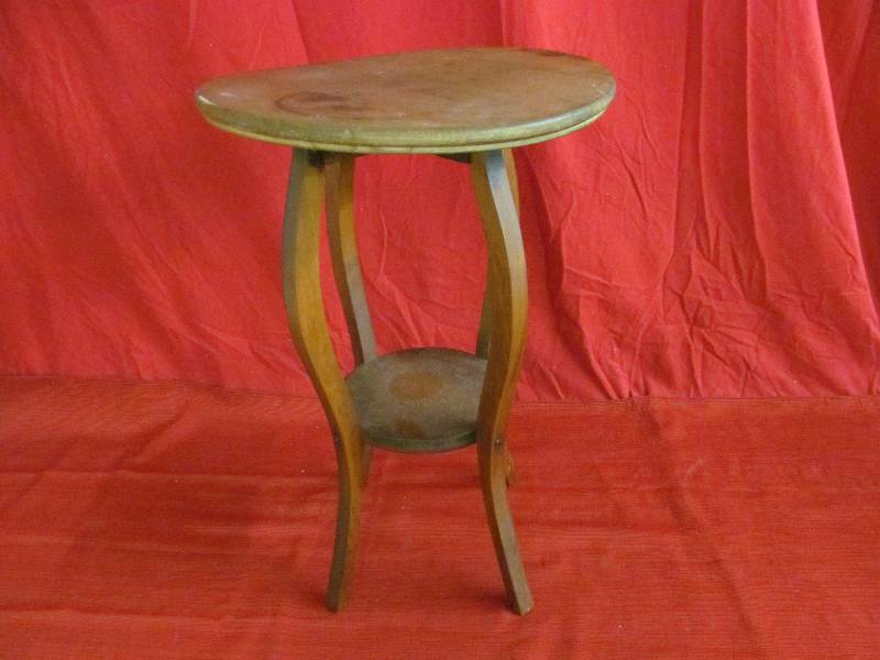 lot 81 image: vintage table