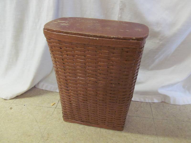 lot 92 image: vintage wicker hamper