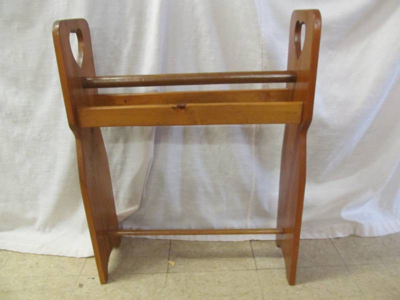 lot 100 image: wood quilt rack