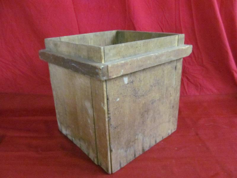 lot 114 image: vintage wood box