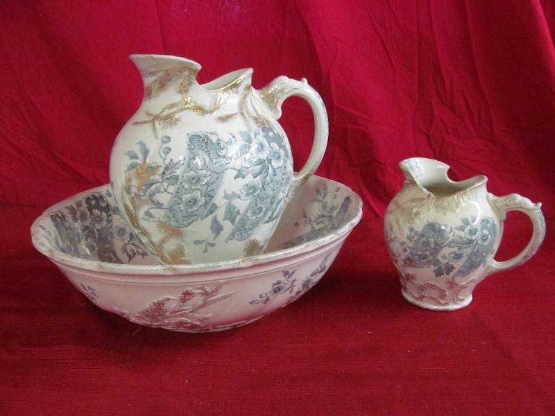 lot 115 image: vintage wash basin and pitcher