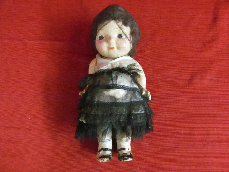 lot 122 image: antique doll