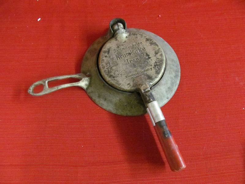 lot 132 image: Scandinavian KrmKake iron