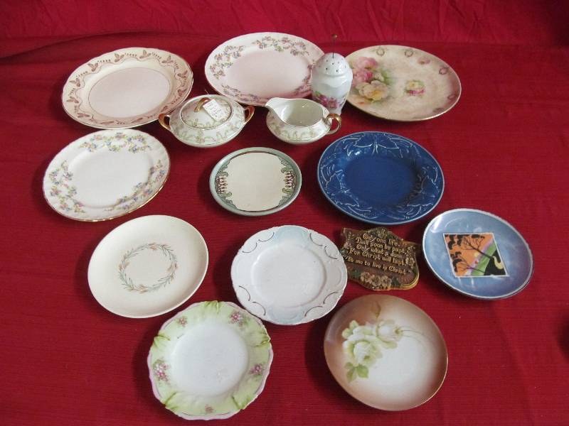 lot 142 image: decorative plates