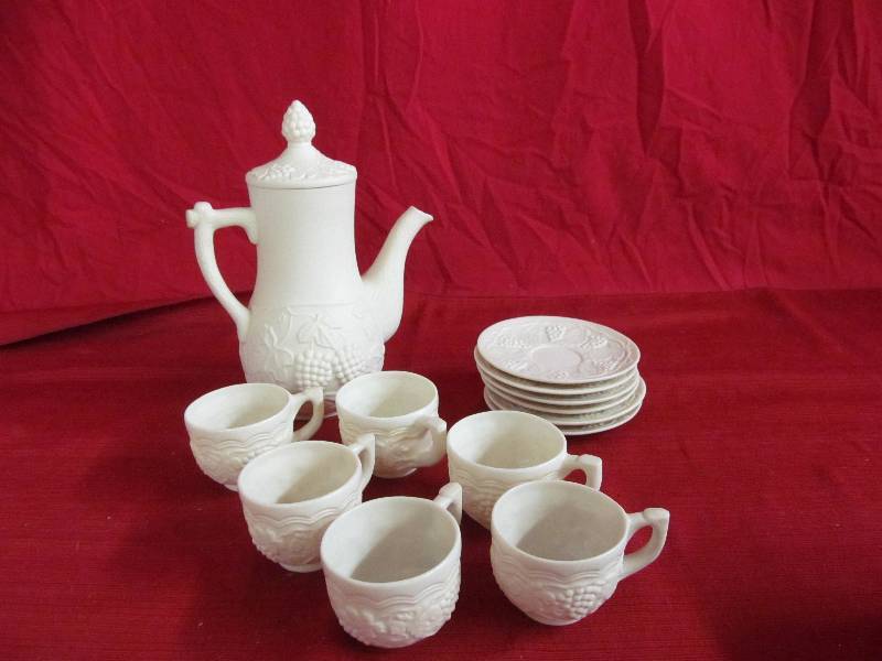 lot 162 image: Christmas dishes