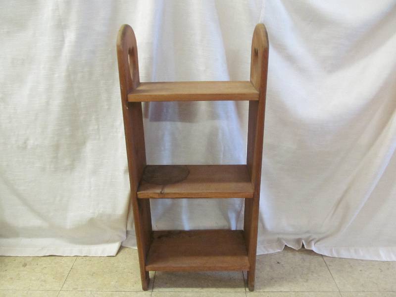 lot 198 image: shelf stand