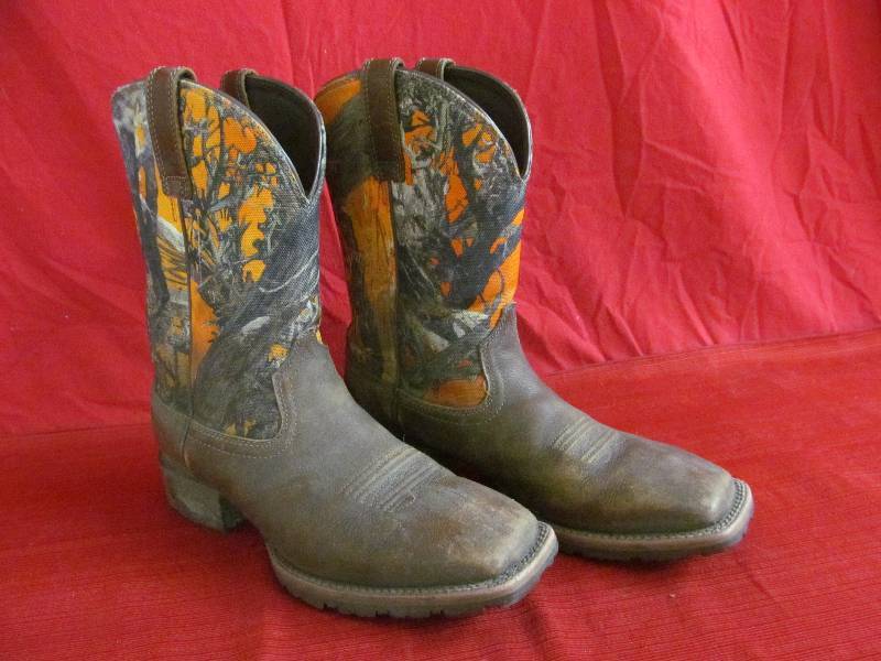lot 225 image: Ariat Boots