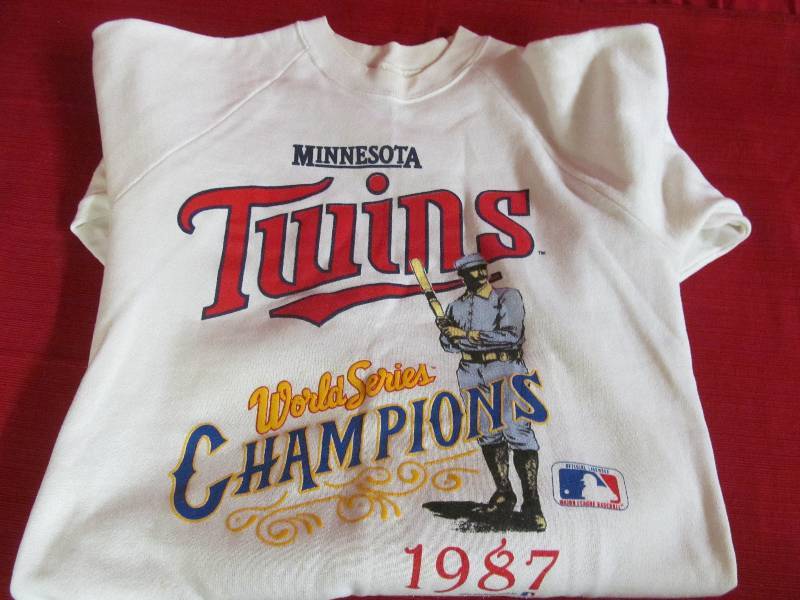 lot 228 image: Twins Sweatshirt