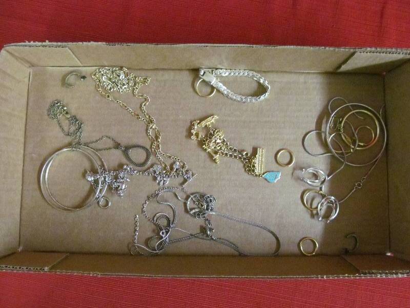 lot 231 image: Jewelry