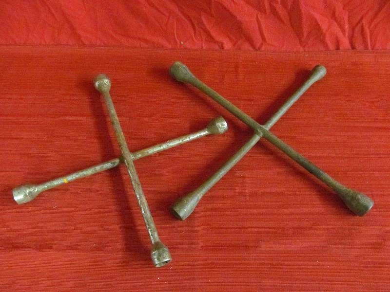 lot 4 image: Tire Iron