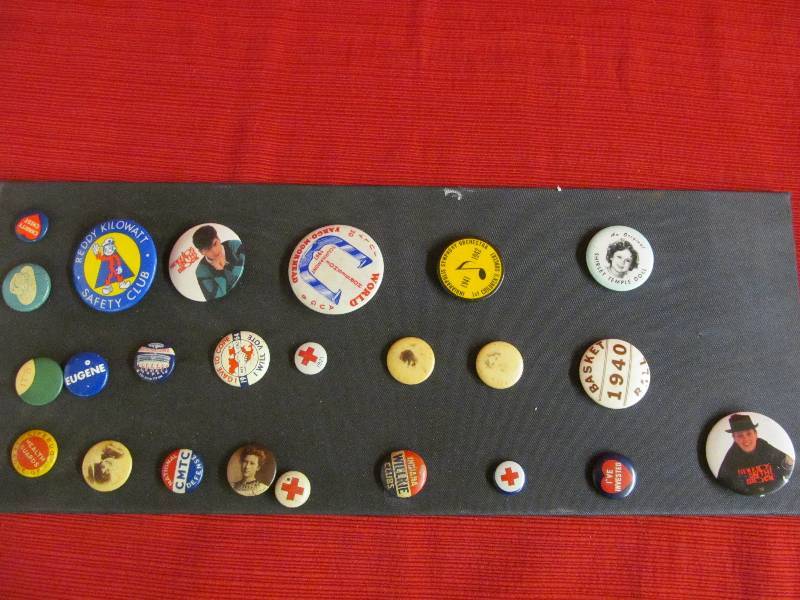 lot 29 image: Vintage Pins