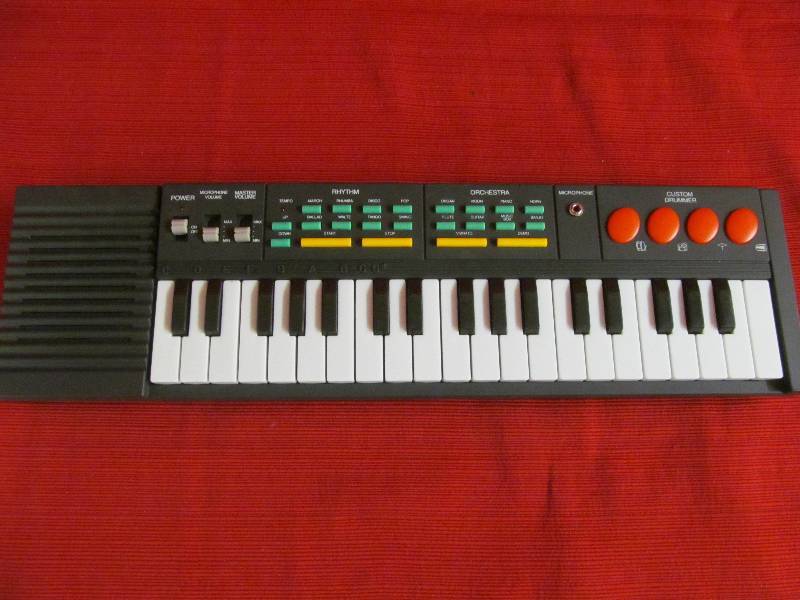 lot 32 image: Electronic Keyboard