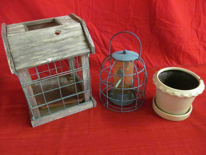 lot 37 image: Bird Feeders