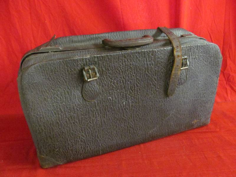 lot 43 image: Suitcase