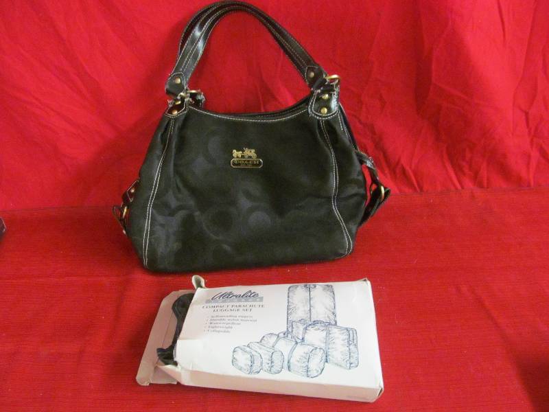 lot 61 image: Purse