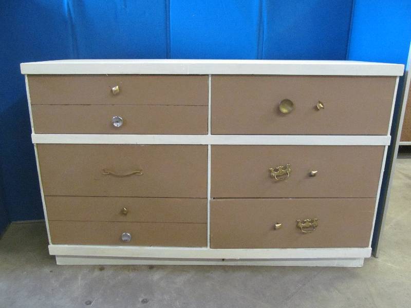 lot 70 image: Dresser