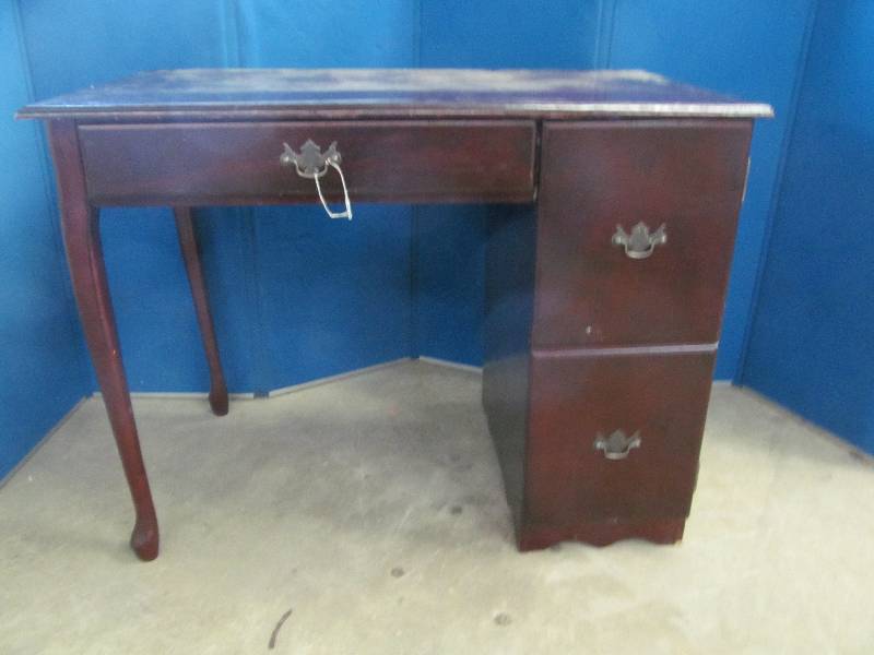lot 71 image: Desk