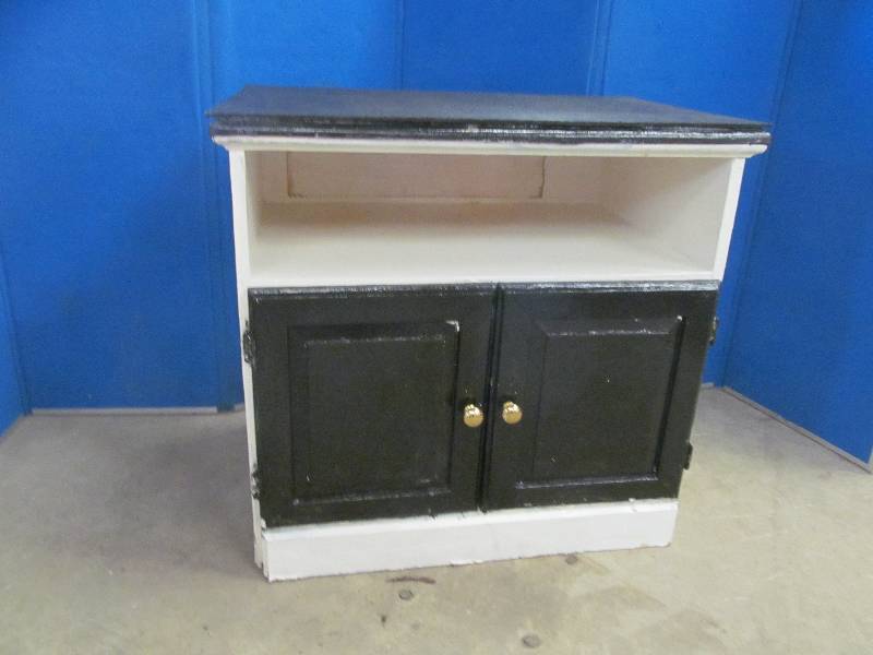 lot 79 image: Cabinet