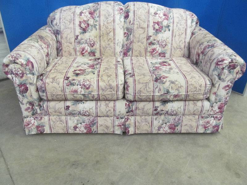 lot 81 image: Loveseat