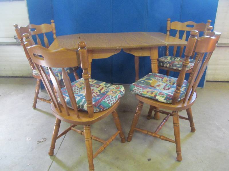 lot 87 image: Table
