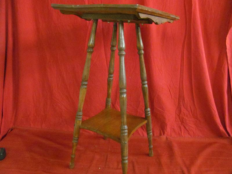 lot 89 image: Table