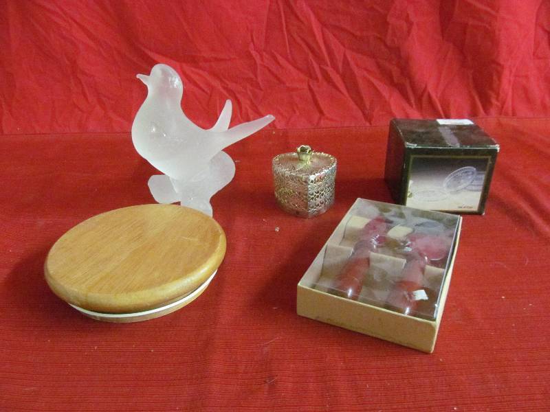lot 97 image: Glass Bird