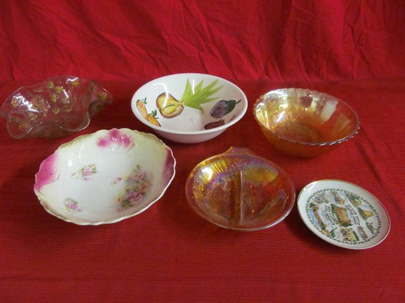 lot 107 image: Carnival Glass Dishes