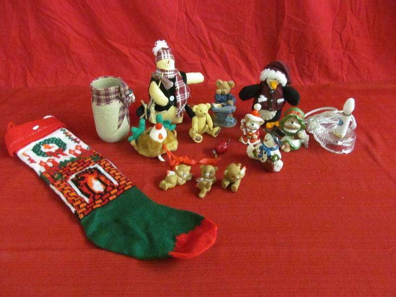 lot 112 image: Holiday Dcor