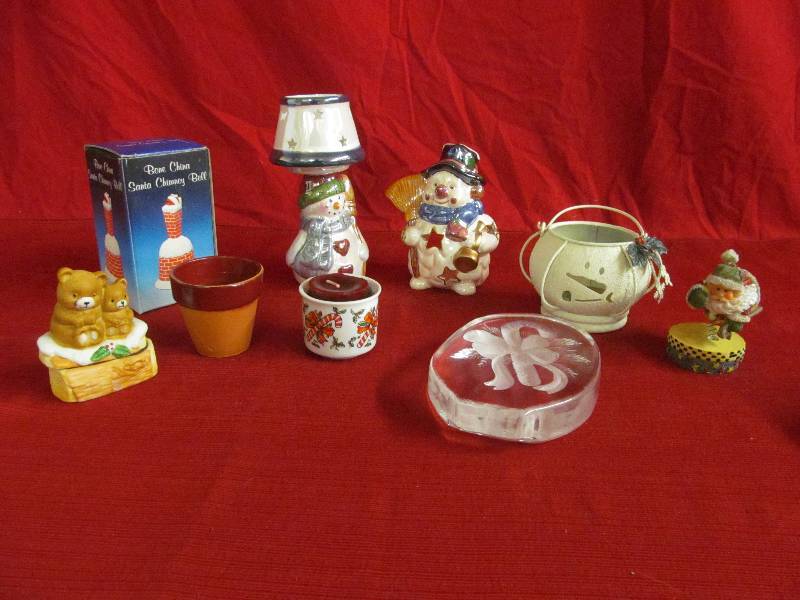 lot 113 image: Christmas Dcor