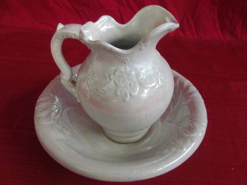 lot 119 image: BowlPitcher