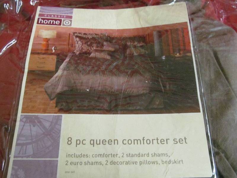 lot 170 image: Comforter Set