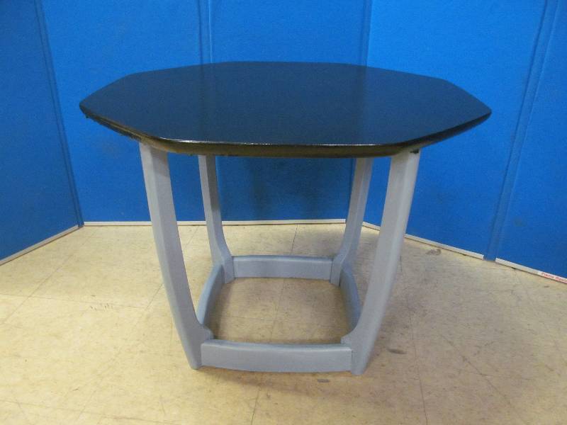lot 179 image: End Table
