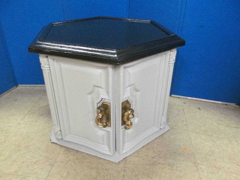 lot 182 image: End Table