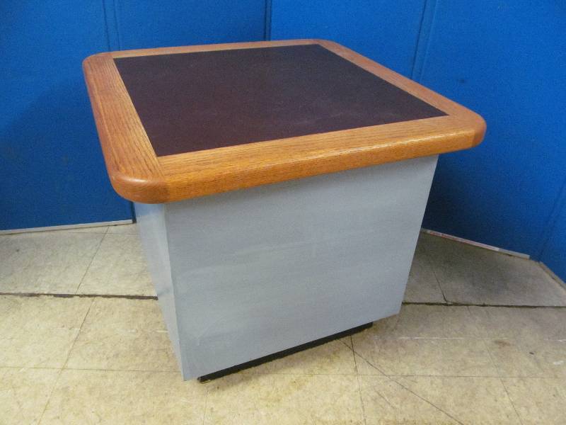 lot 186 image: End Table