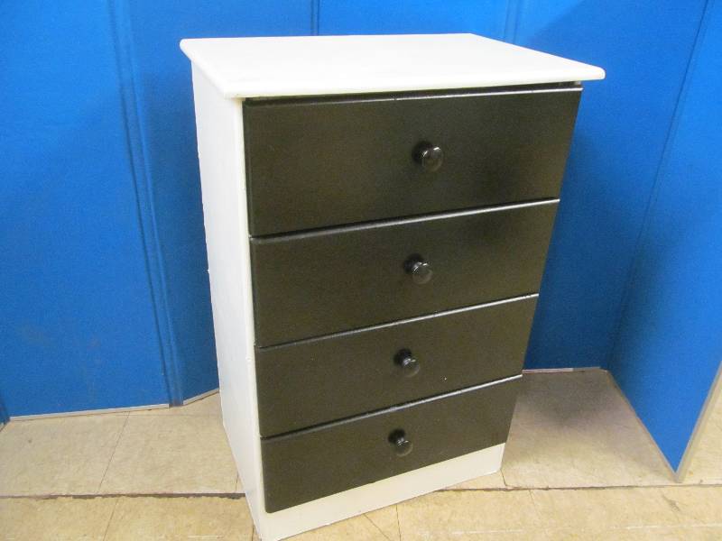 lot 187 image: Chest of Drawers