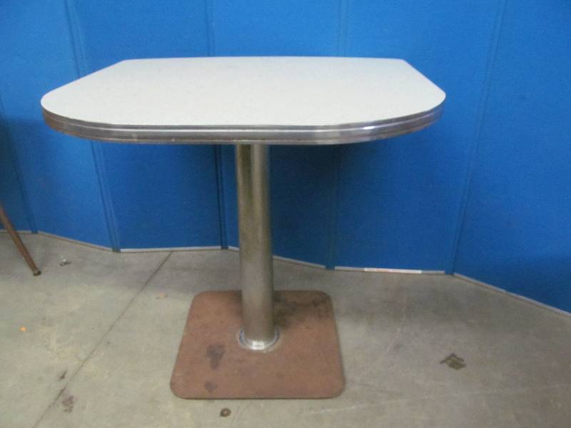 lot 193 image: Caf Table