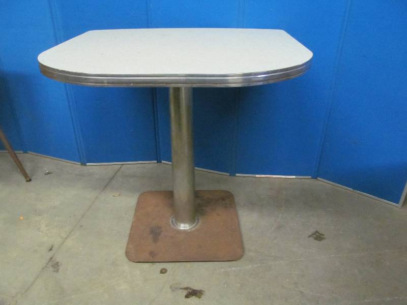 lot 194 image: Caf Table