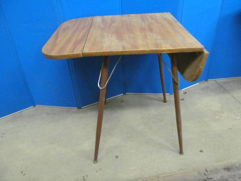lot 195 image: Table