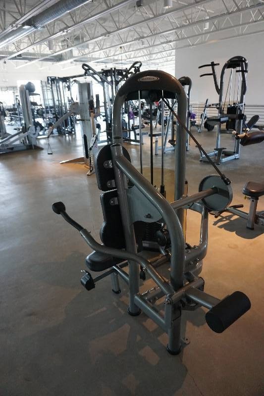 lot 3 image: Matrix Commercial Seated Dip Exercise Weight Machine