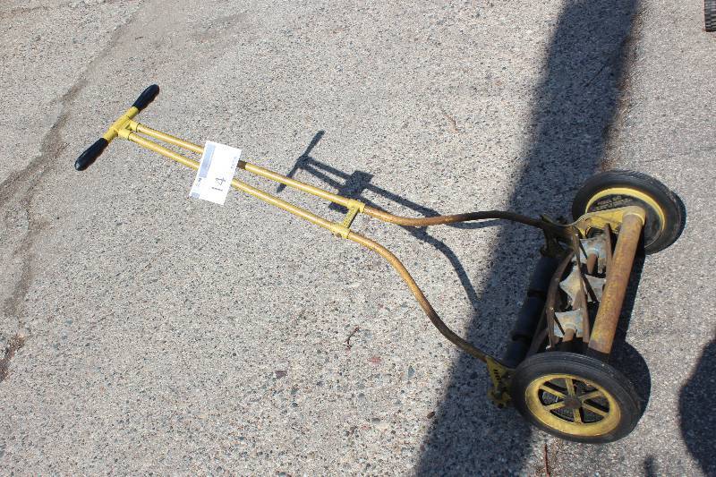 lot 14 image: Push Mower