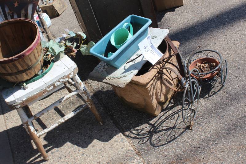 lot 43 image: Lot of Garden Decorations