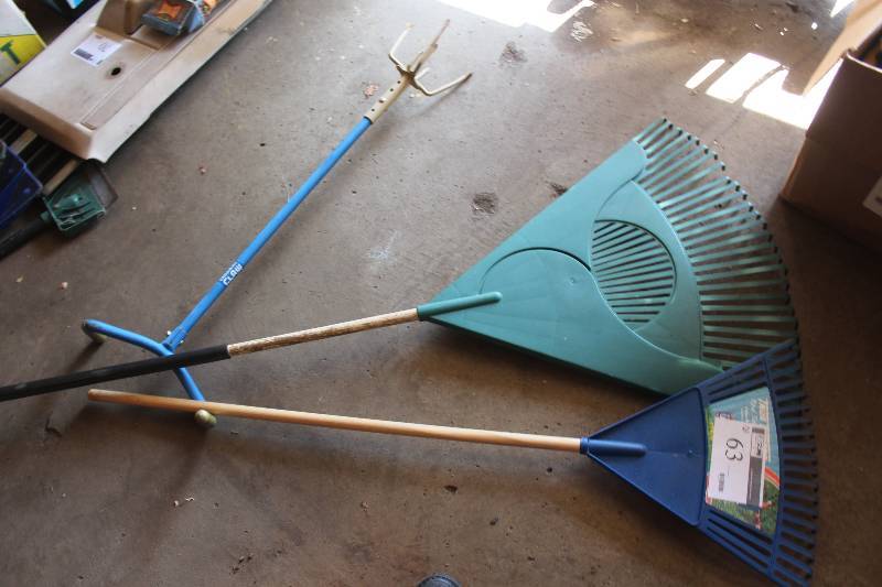 lot 63 image: Lot of (3) Yard Tools