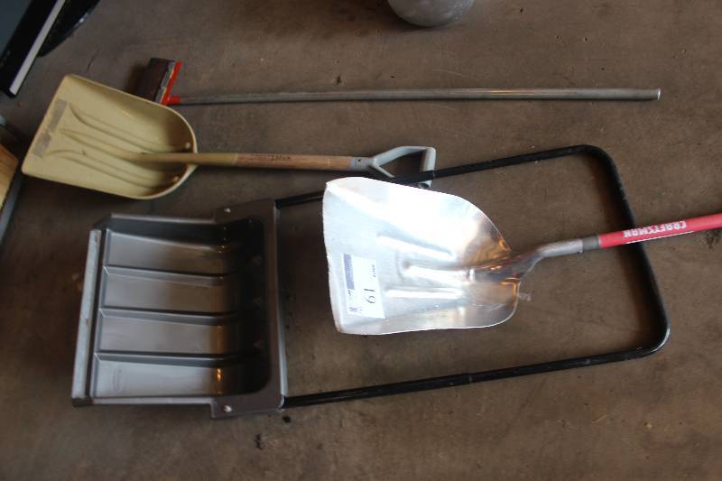 lot 61 image: Lot of (4) Yard Tools