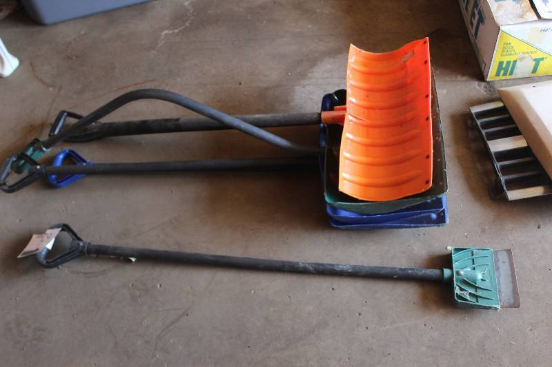 lot 62 image: Lot of (5) Snow Shovels