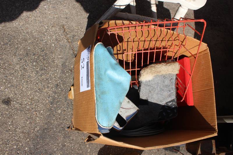 lot 52 image: Box Lot of Kitchen Items