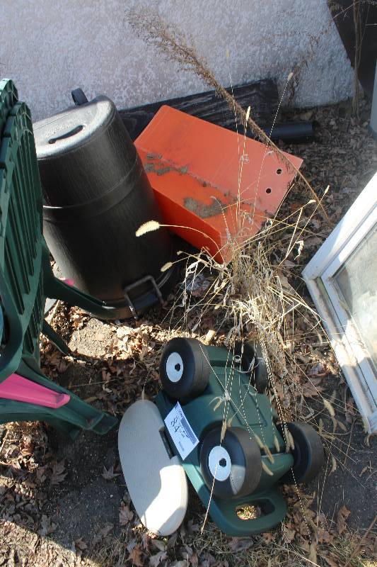 lot 84 image: Yard Decorations