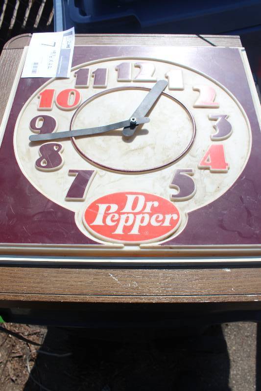 lot 7 image: Dr. Pepper Electric Wall Clock